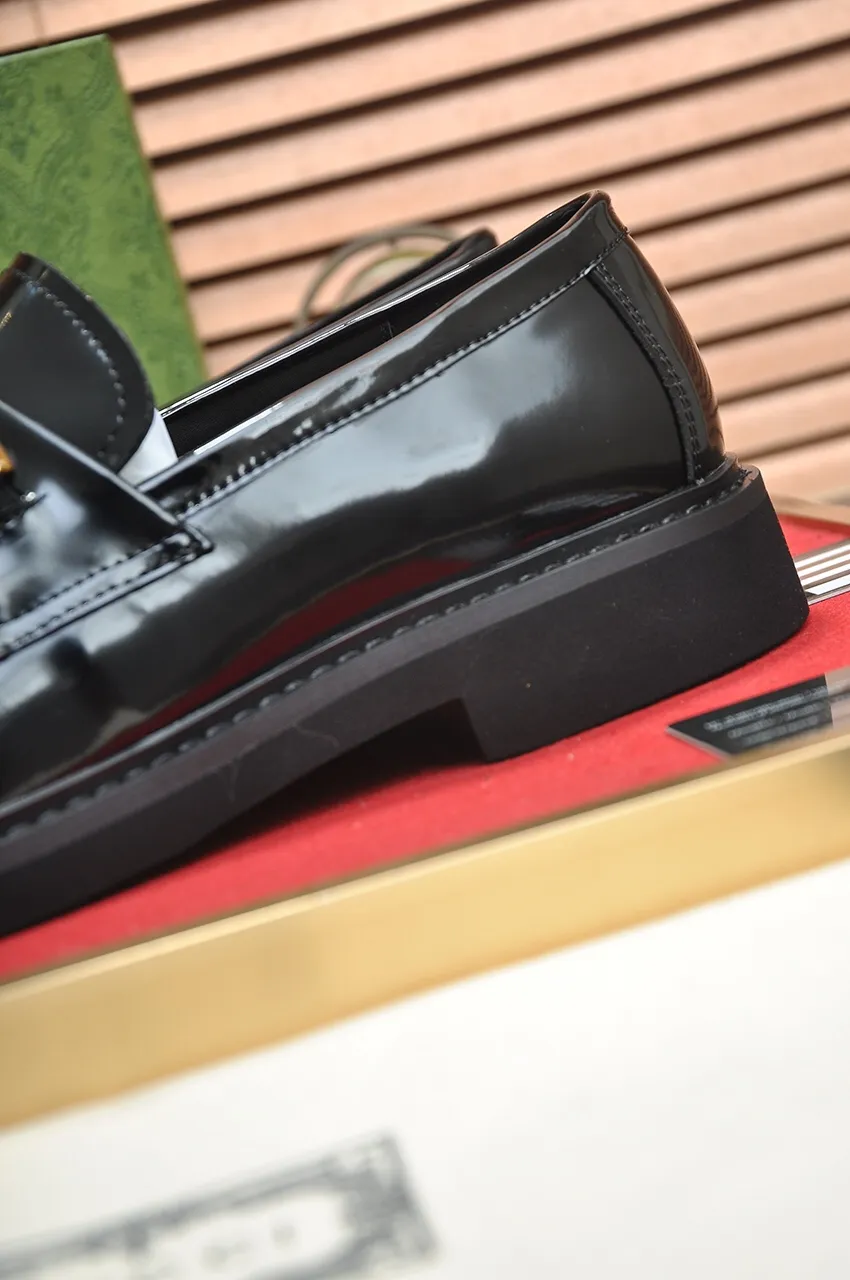 Men's shoes💰540💶Italy's top luxury men's shoe giant (GUCCI) (Gucci) (full cowhide lining) new arrival🍃Original European style🔰 Pleasant to the eye😍In order to make the shoes more durable and non-deformable🌀The production continues to follow traditional methods but there is still no lack of innovation💪Choose original sheepskin for the leather♻️ Smooth and natural And extra bright ⭐Made of imported cowhide, the first choice of rich people 38-45 (45 customized)
